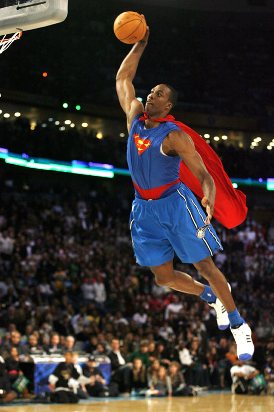 Howard realiza un mate disfrazado de Superman en el concurso de mates del 'All Star' de Nueva Orleans.